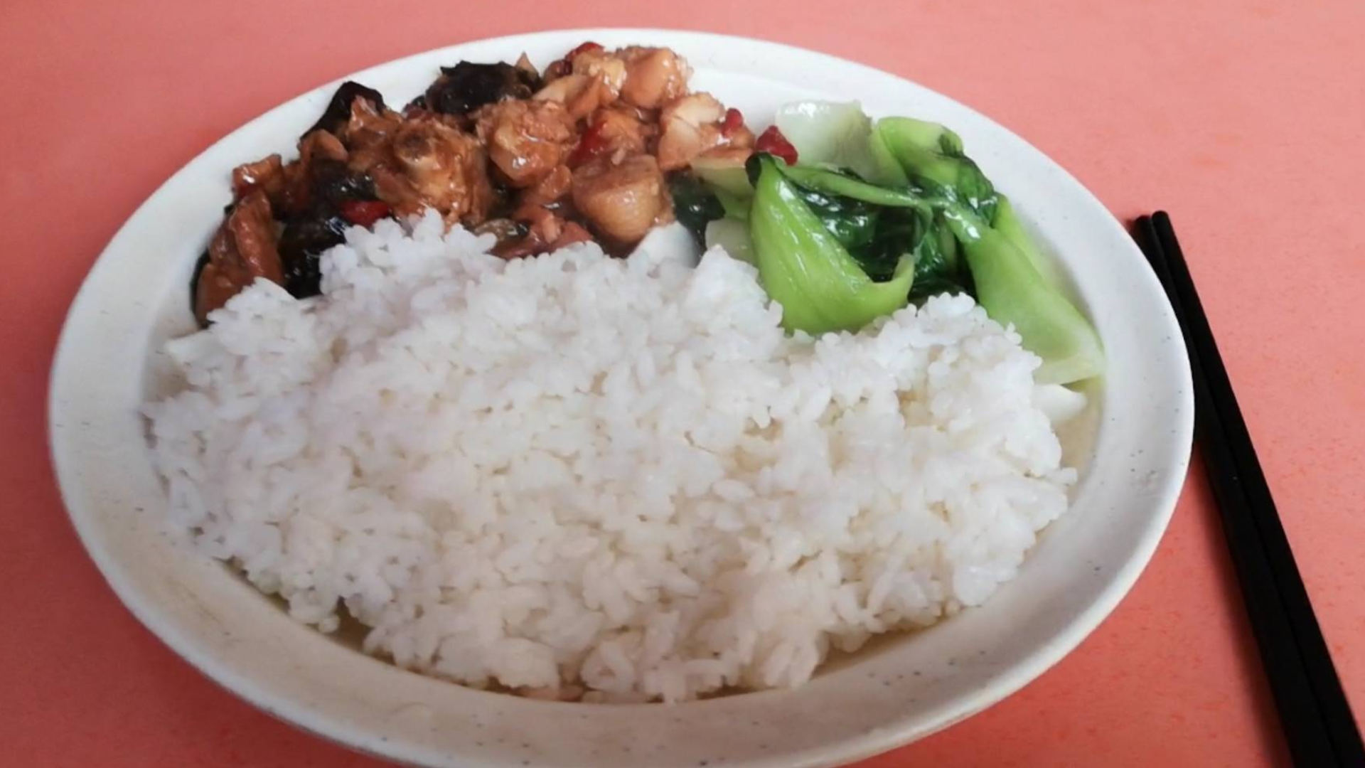 打工小伙在沙县大酒店吃饭 竟被一份十七块钱的黄焖鸡米饭给坑了