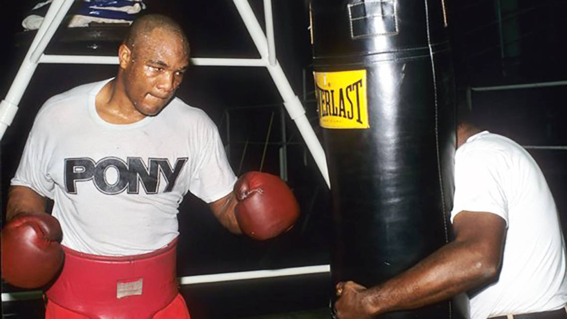 拳头最重的男人——福尔曼,打沙袋必须要有人扶!