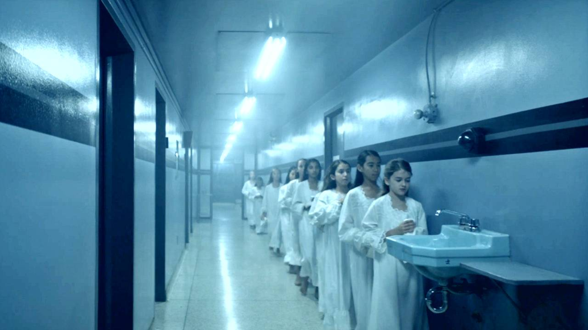 女孩们从小被圈养,每天有专人伺候,长大后发现可怕秘密