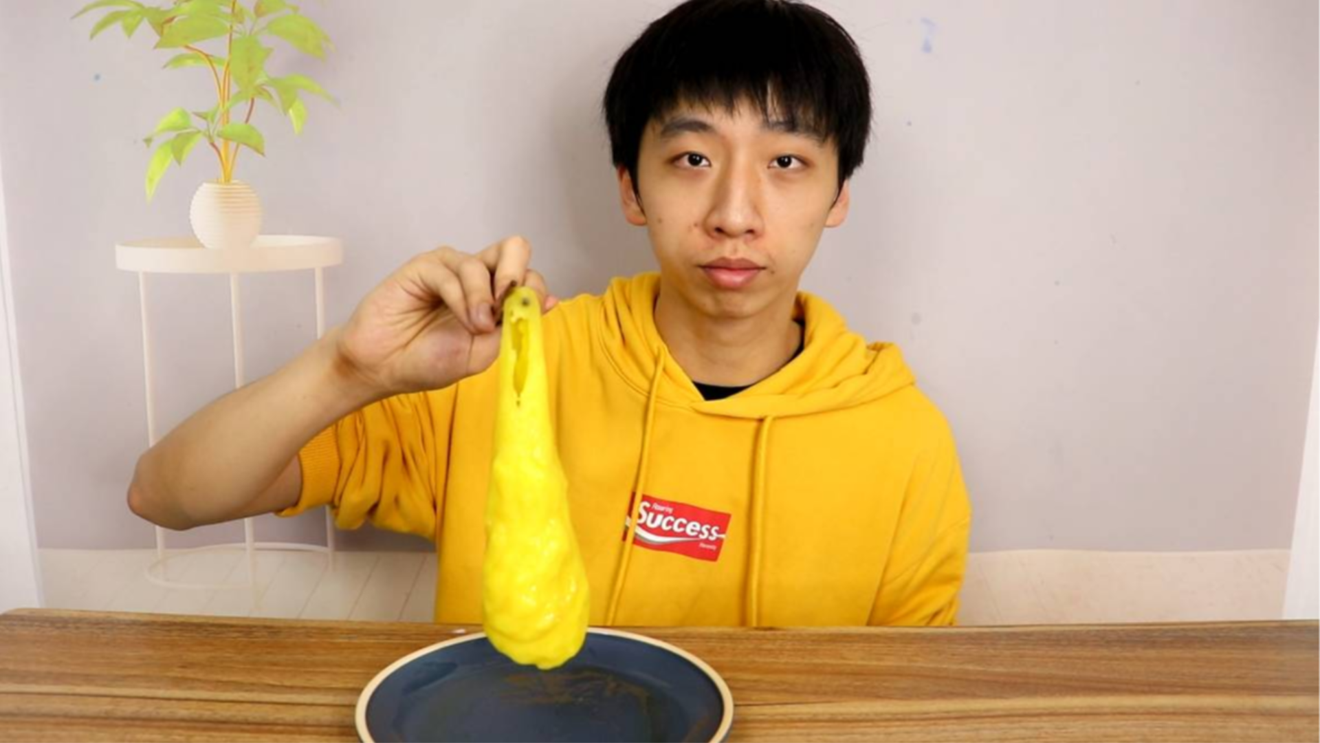 小伙自制中国传统美食“三不沾”足足搅拌了30分钟才做出来!