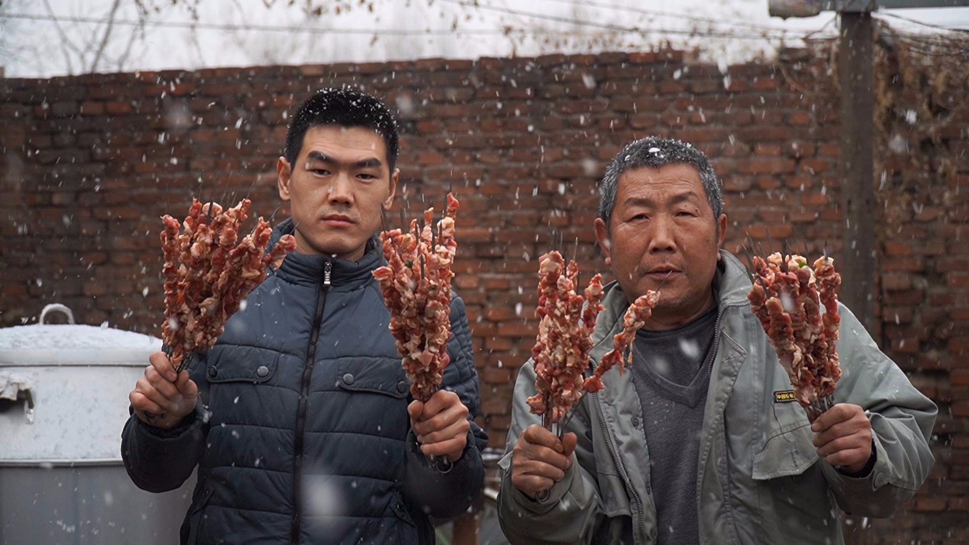 阿远第一次用吊炉烤羊肉串,大雪天吃羊肉很过瘾,仨朋友吃爽了