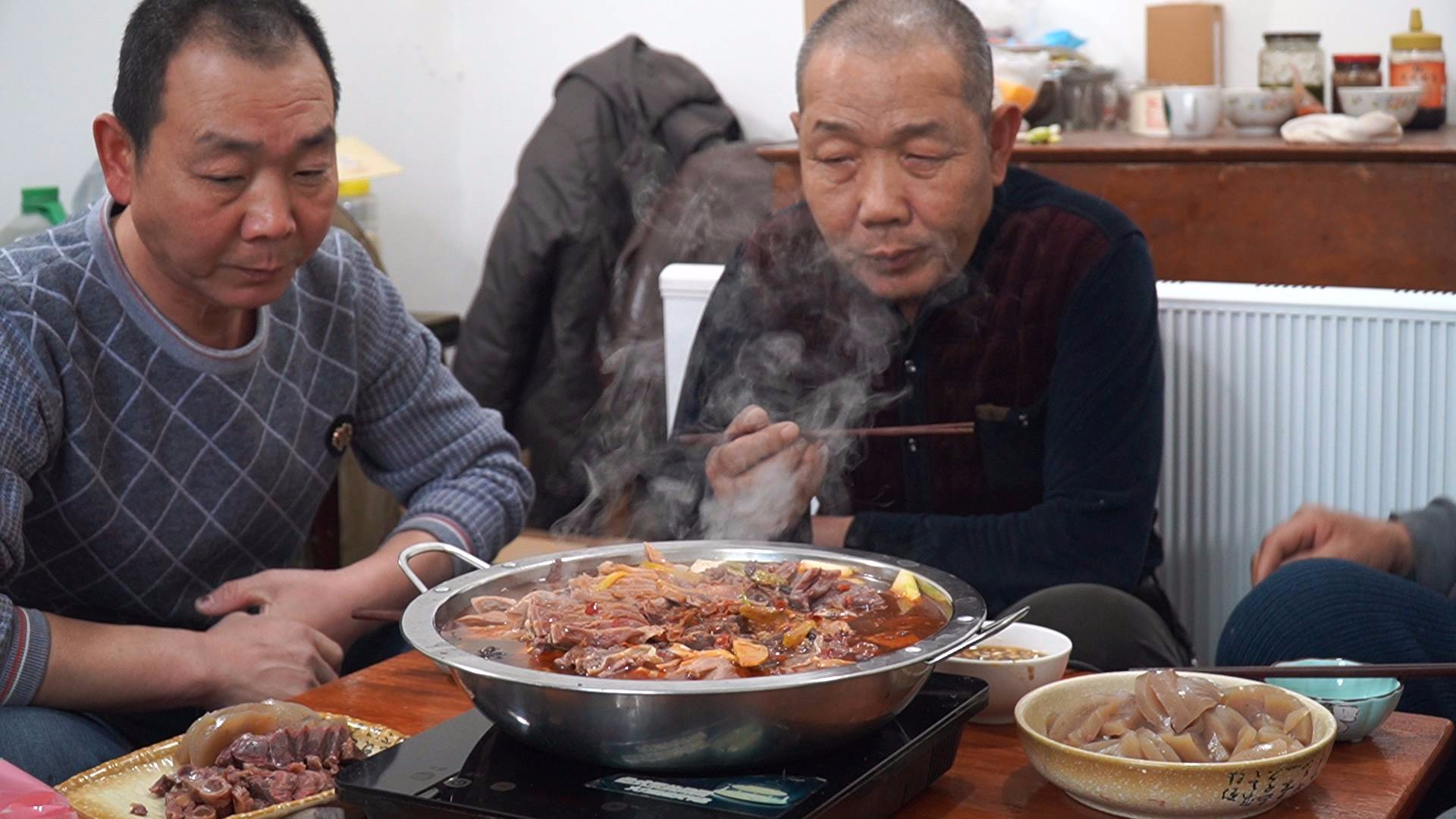 家里今天来客人阿远烤了10斤生蚝又烤的羊肉串生怕招待不周