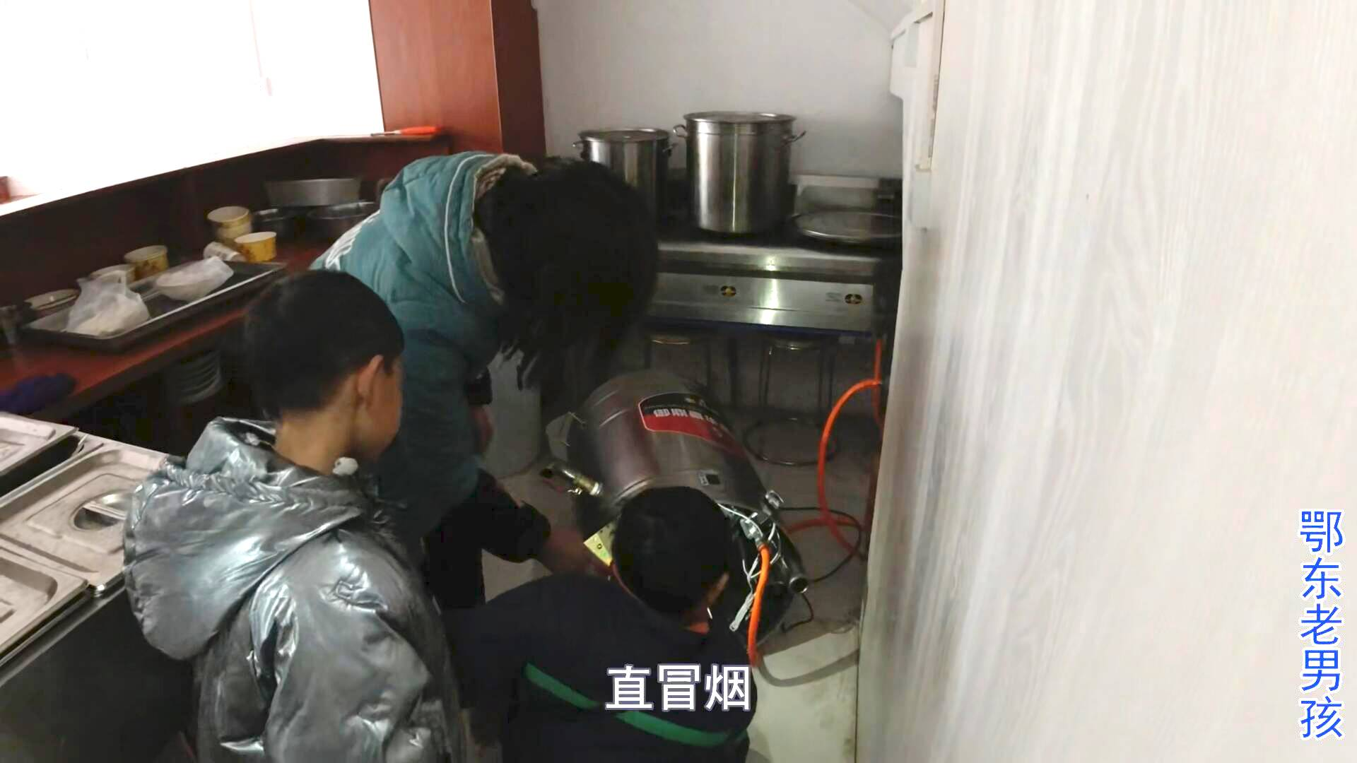老男孩给餐馆修设备,通过观察判定出问题根源,却说自己不会修