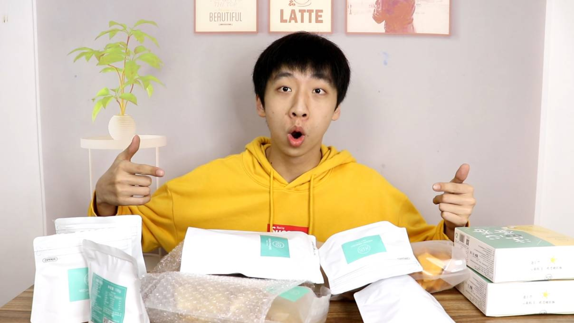 小伙尝试网上爆红零食,惊了,这难道就是传说中的.....