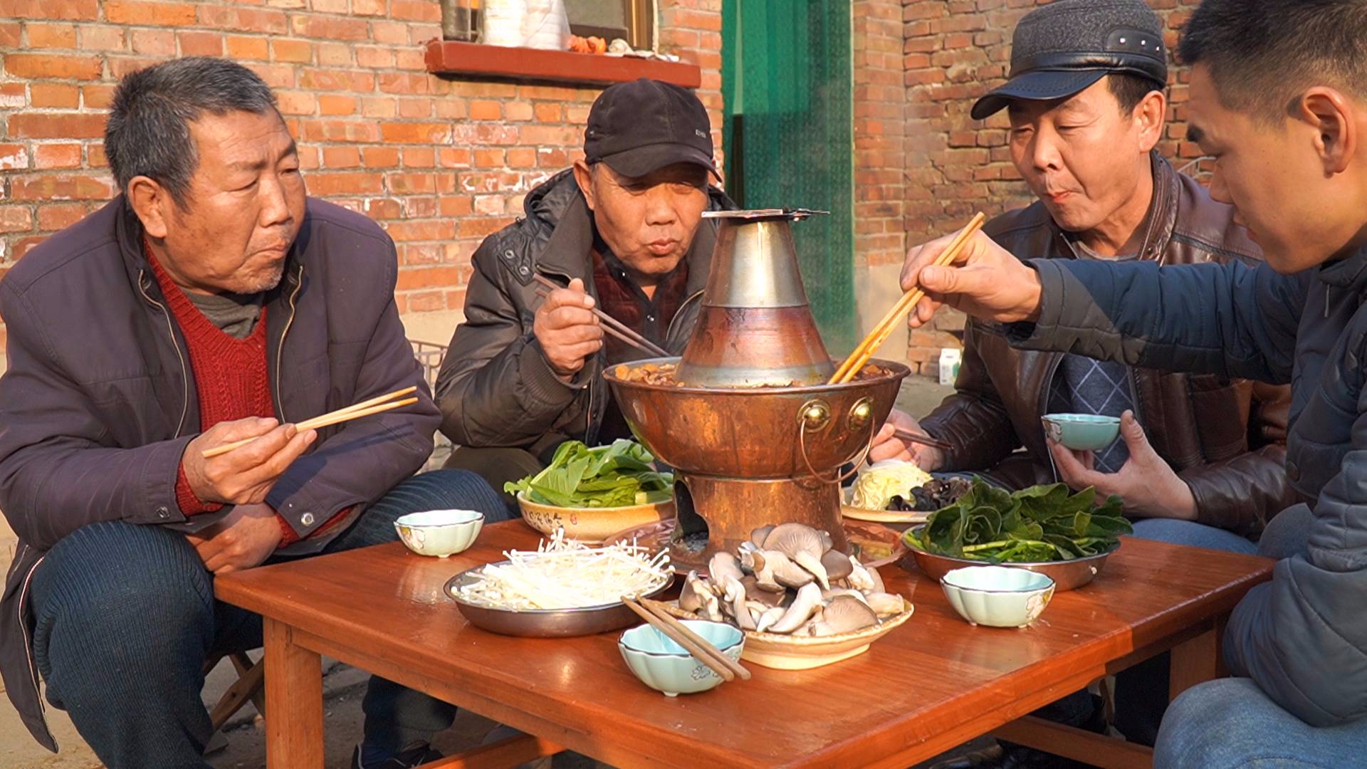 阿远今天吃炭火“牛杂火锅”,牛杂配上肥羊,铜锅涮着吃,过瘾