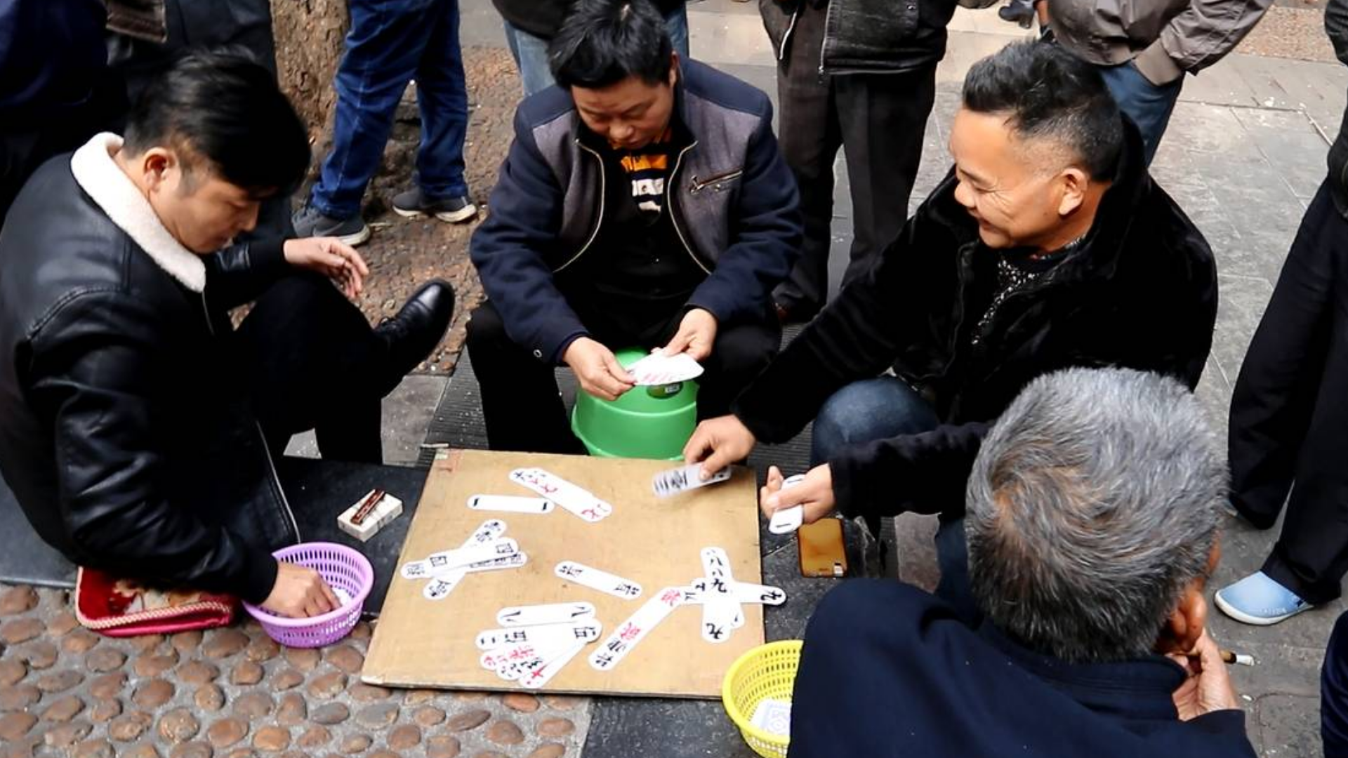 广西4A景区人山人海,老人用一种奇怪的扑克,消遣娱乐