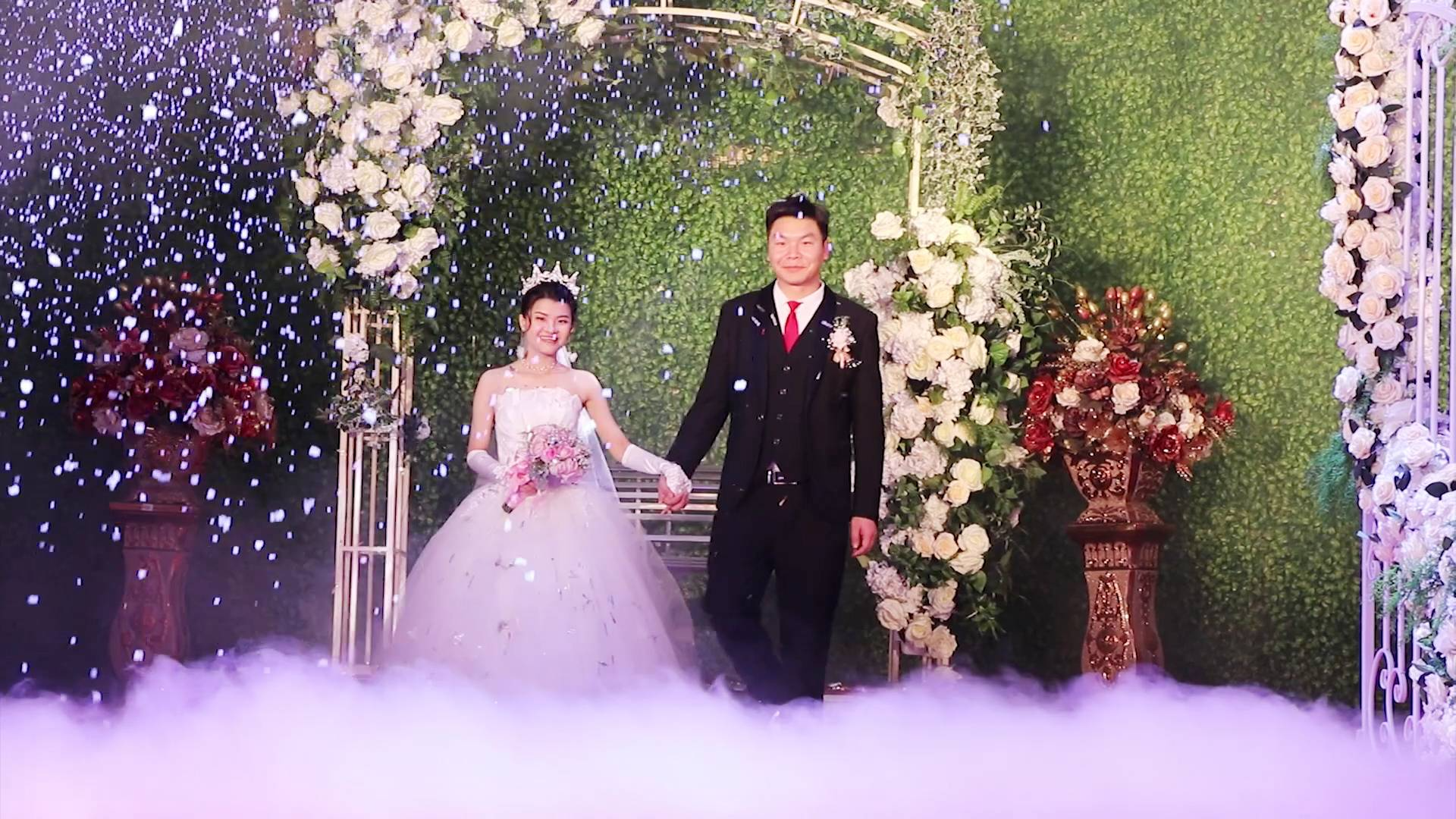 越南婚礼现场,中国新郎一直陪伴着新娘,满满的幸福溢于言表
