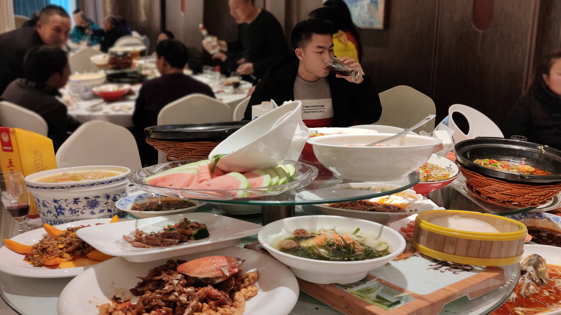 去吃喜宴,难得在酒店吃一回,一桌子美味使劲吃,今天确实吃爽了