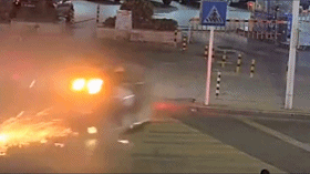 中国交通事故合集630:SUV与路面摩擦一路火花,起因只是转弯太快,没有减速