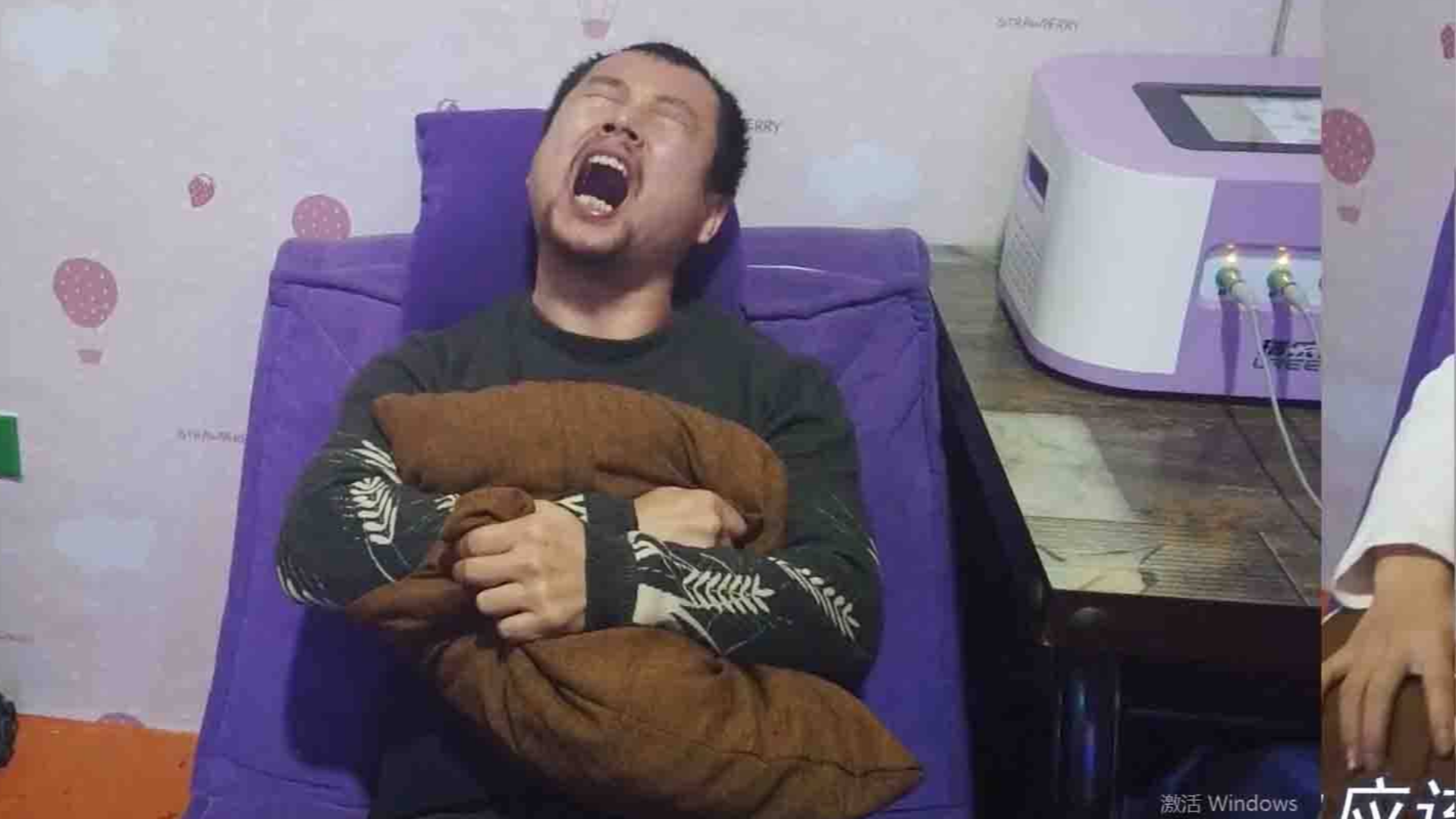 小伙体验分娩,才到六级痛的哇哇大叫,感叹女人真不容易