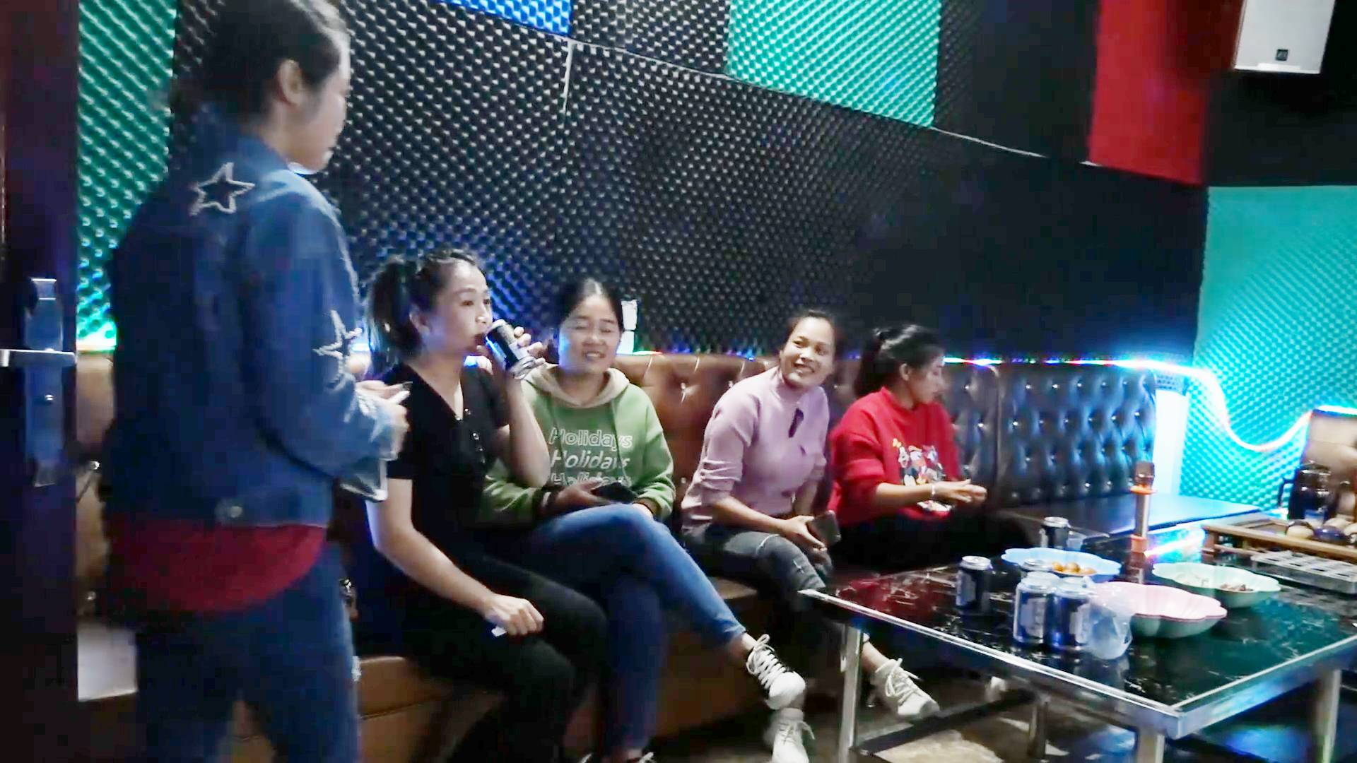 小明表妹大集合,在农村KTV烧烤煮鱼,吃完好开心啊