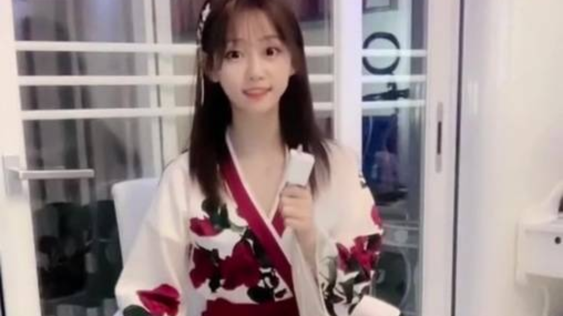 轻松一刻◆女生的身体太柔软了,大腿可以像时钟一样转动 - 2020-0110