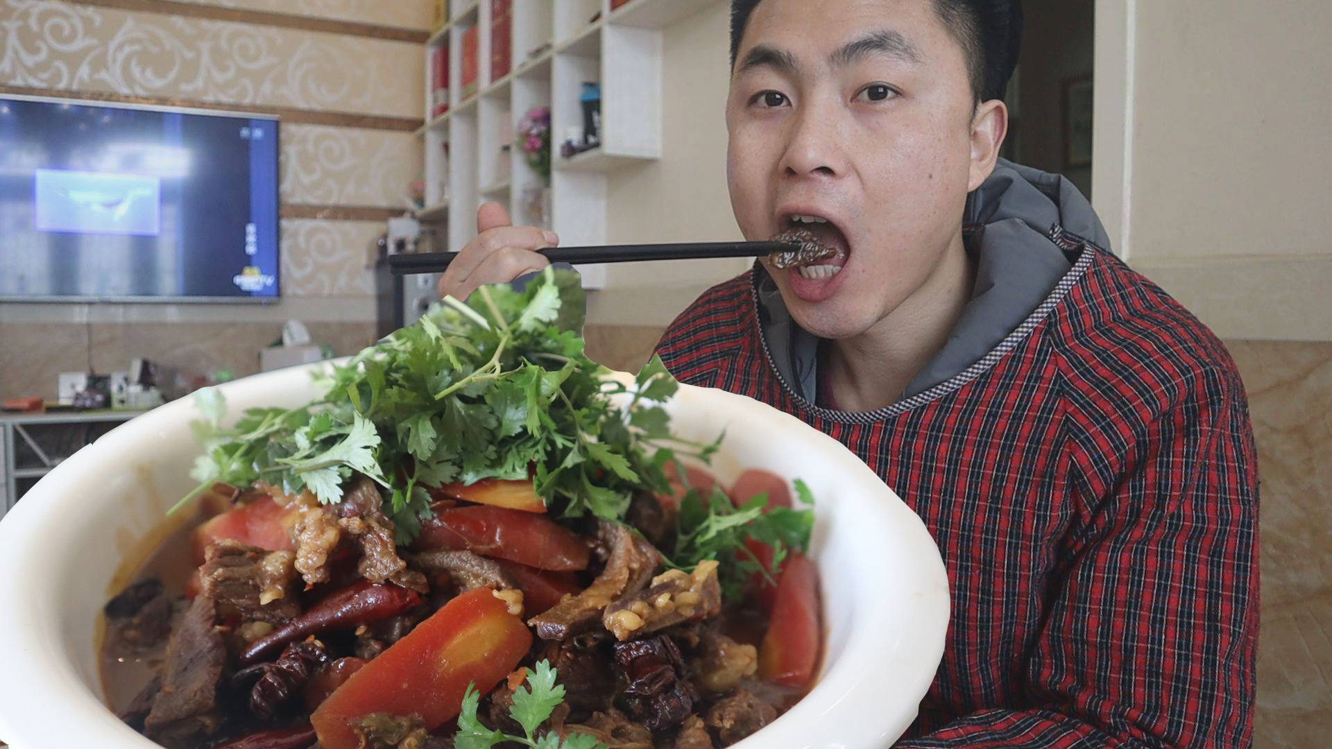 买了两斤牛肉,再去地里挖点红萝卜来红烧,红烧牛肉泡饭吃爽了