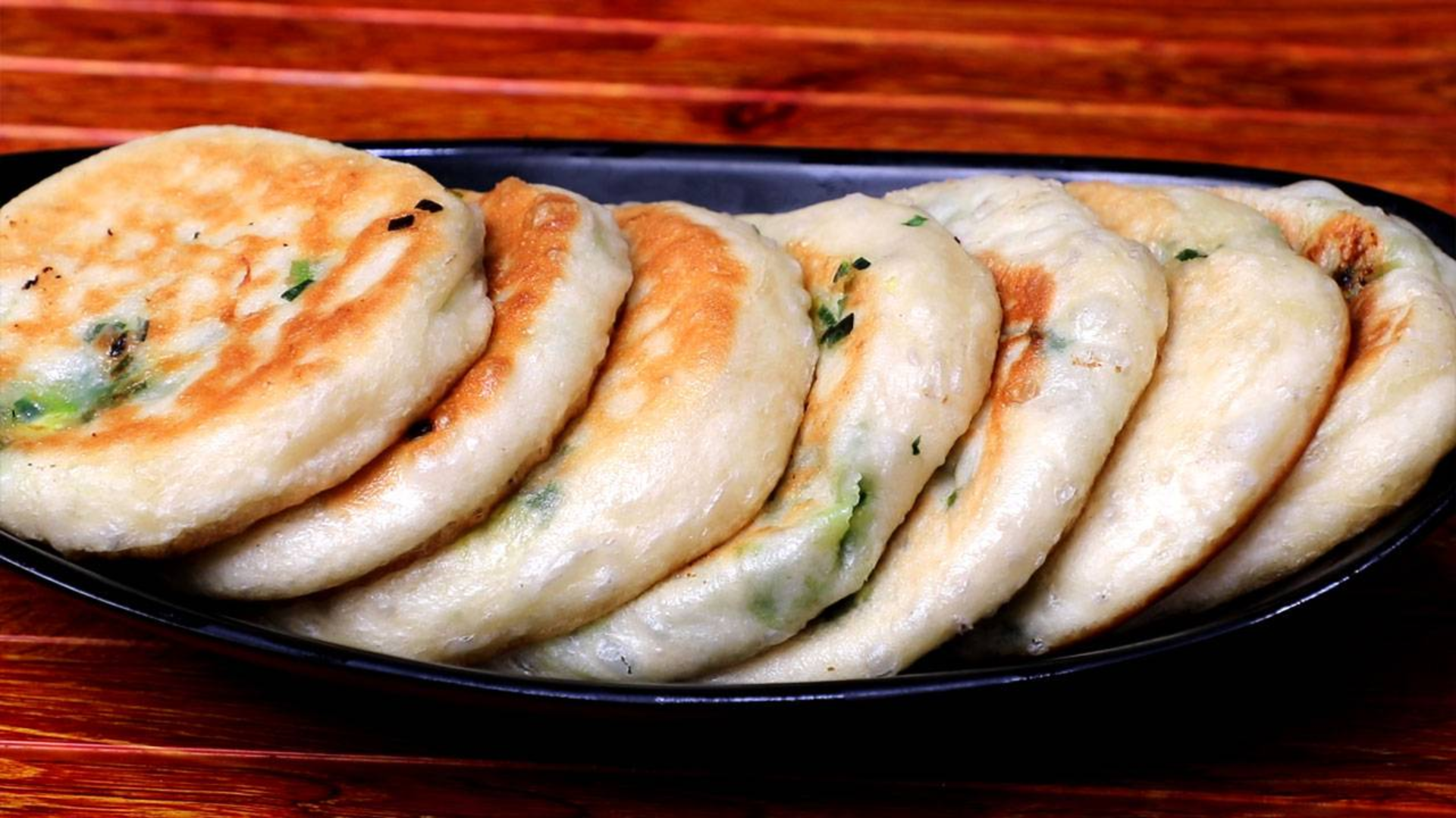 韭菜煎饼最新吃法,不和面,不揉面,个个外酥里软,凉了也不硬