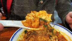 应该是西安最爽的美食没错了,来一碗马洪家生肉小炒泡馍!