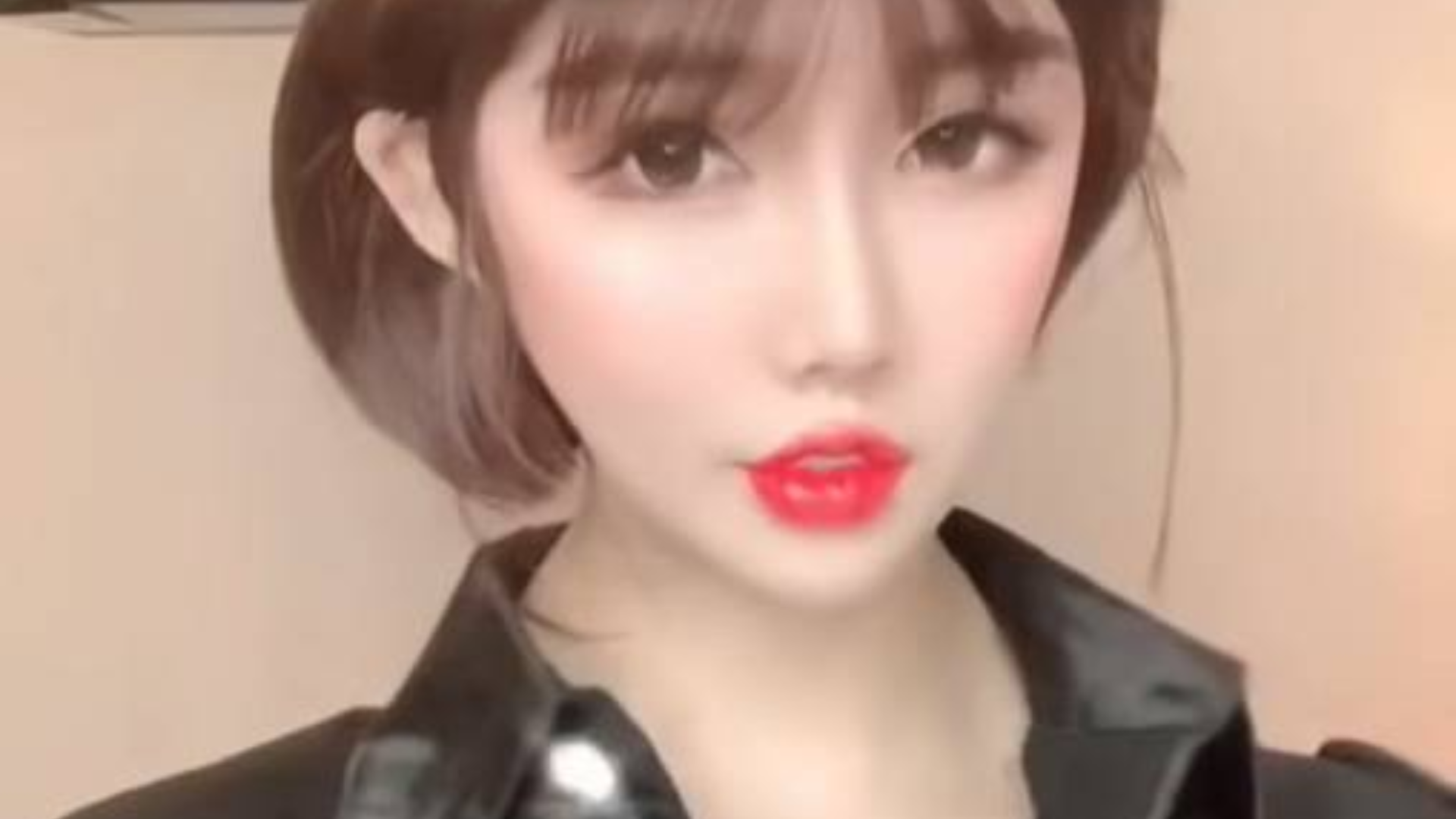 轻松一刻◆小姐姐的大长腿上是装了电动小马达吗,太会摇了 2020-0115