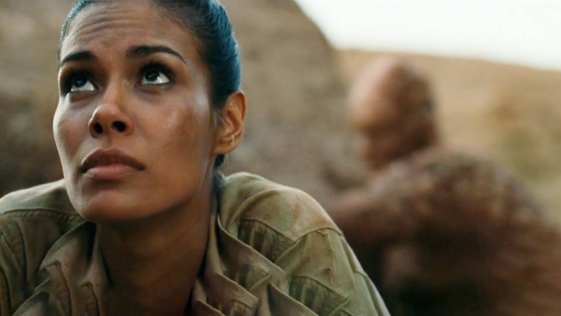 危险的核辐射地区!女人靠着石头上厕所,谁知石头竟是变异人伪装的