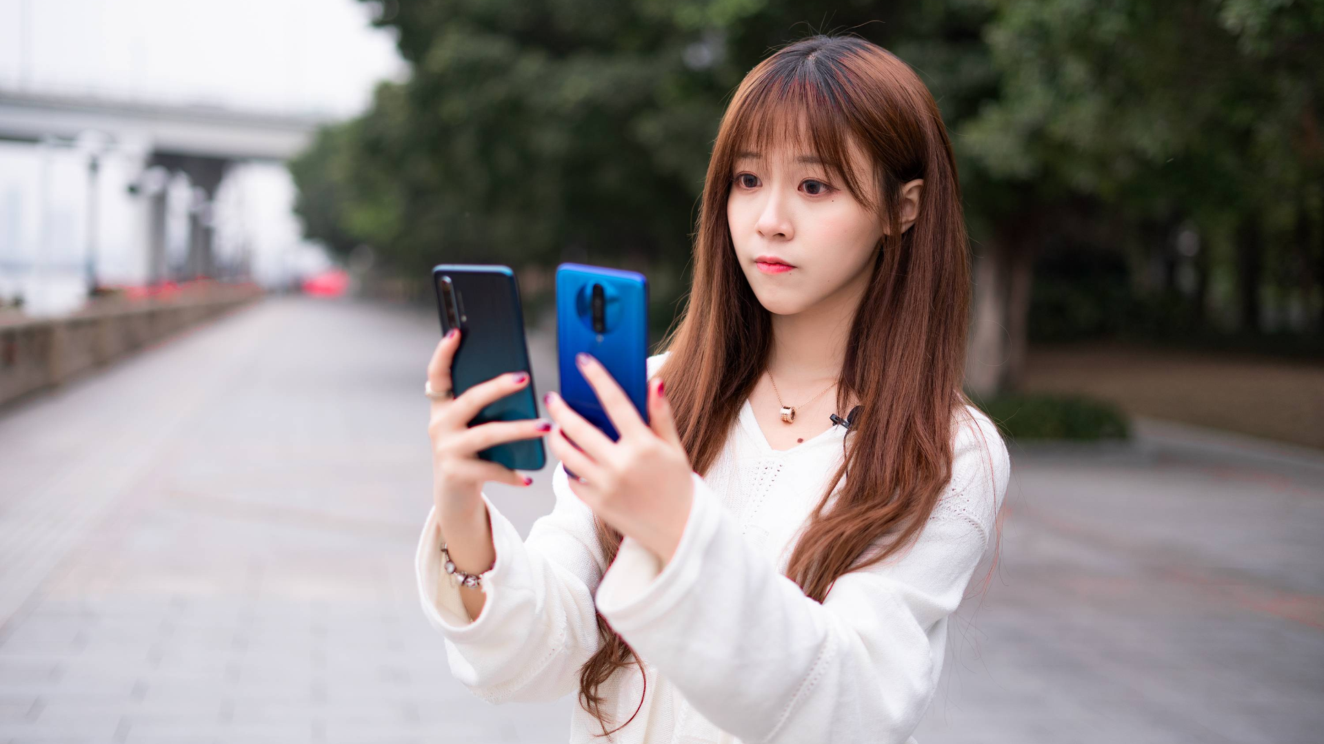 美女对比测评Redmi K30和realme X50,120Hz屏+5G,谁更值得买?