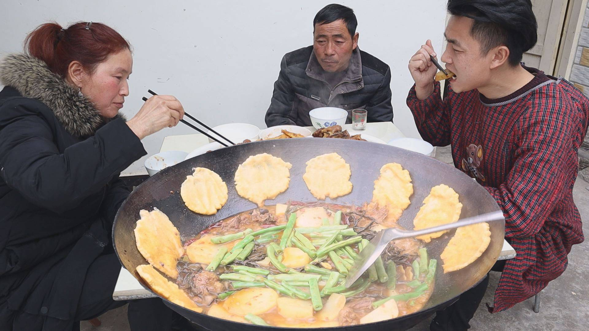 柴火鸡,4斤粮食鸡烧土豆、干豇豆,鸡肉烧得稀巴烂,越吃越爽