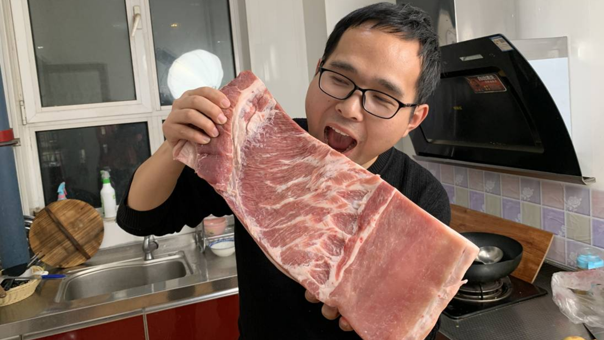 125买5斤猪肉,奶爸小董做年夜饭必备菜梅菜扣肉,夫妻俩吃过瘾了