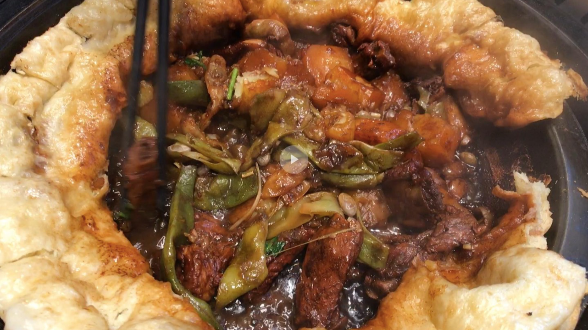 一大锅排骨豆角烀饼子、猪肝蘸蒜泥,在东北这顿饭吃的太香了