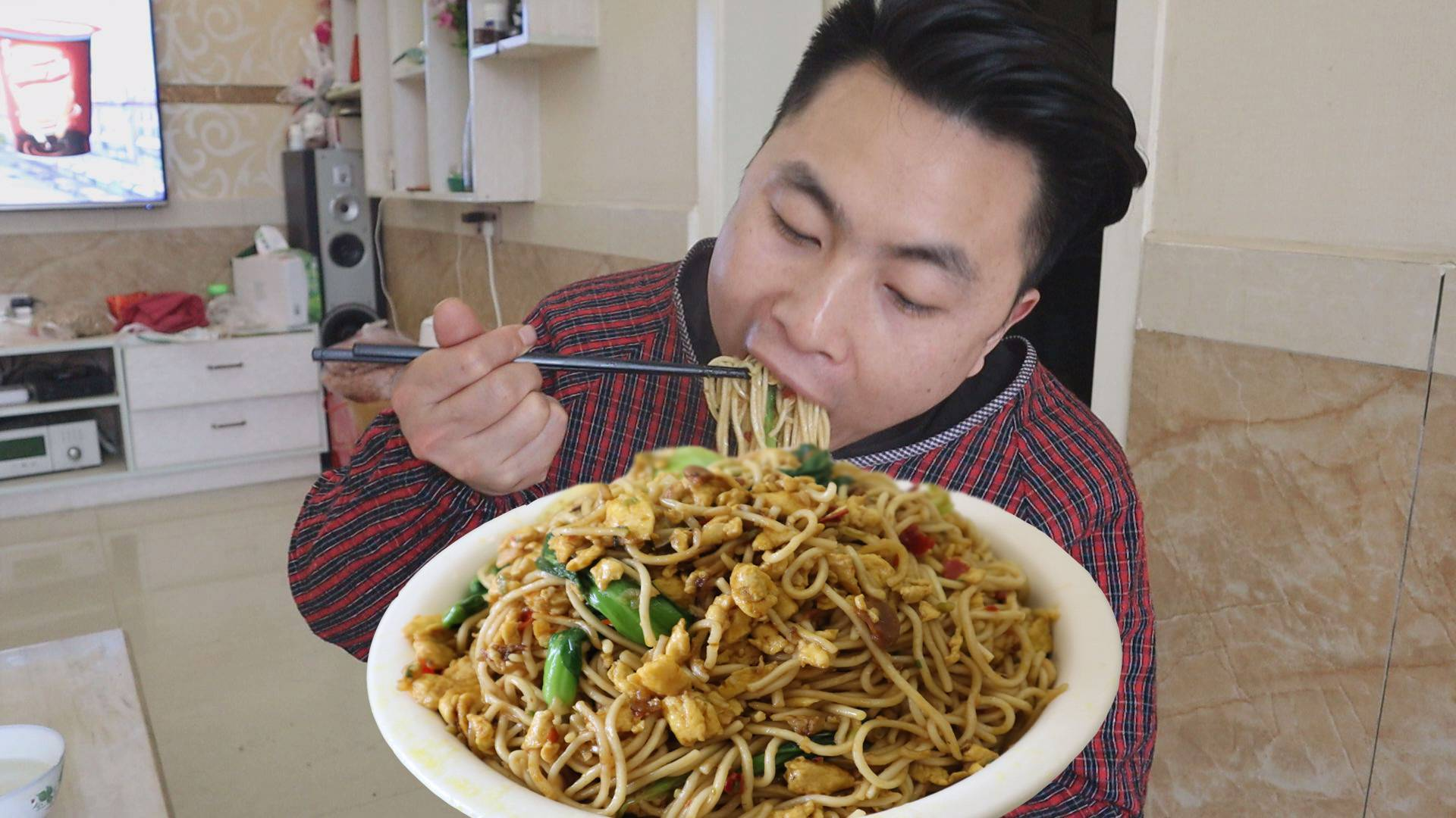 两斤面6个蛋,今天吃鸡蛋炒面,大半月没吃过面了,一次吃过瘾