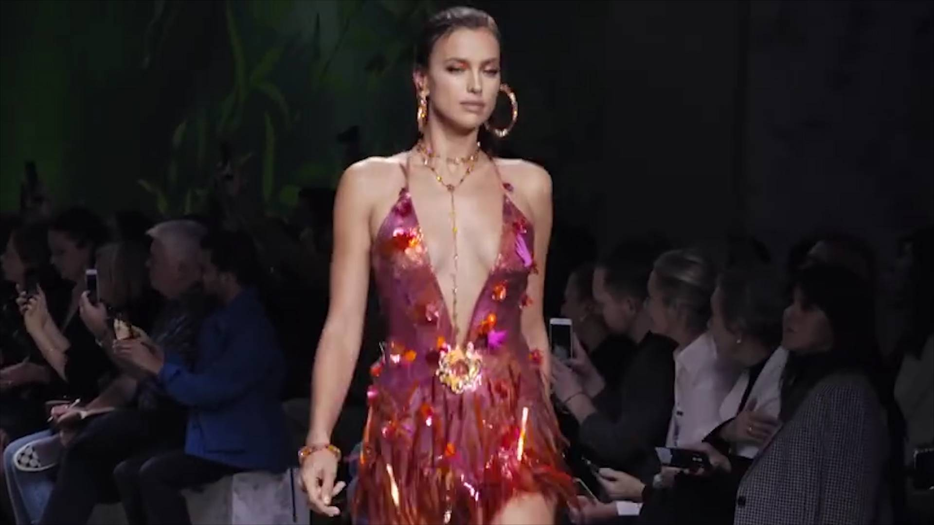 【时尚走秀】Irina Shayk - Runway Compilation 2019