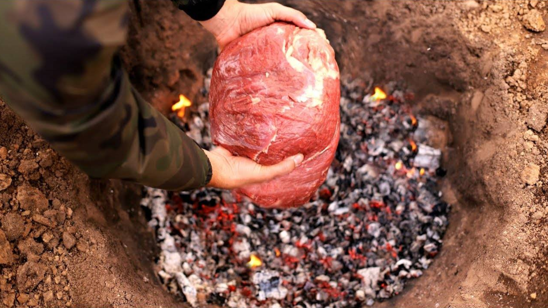一块5公斤重的牛肉直接放在炭火上烤,这吃法太霸气了!