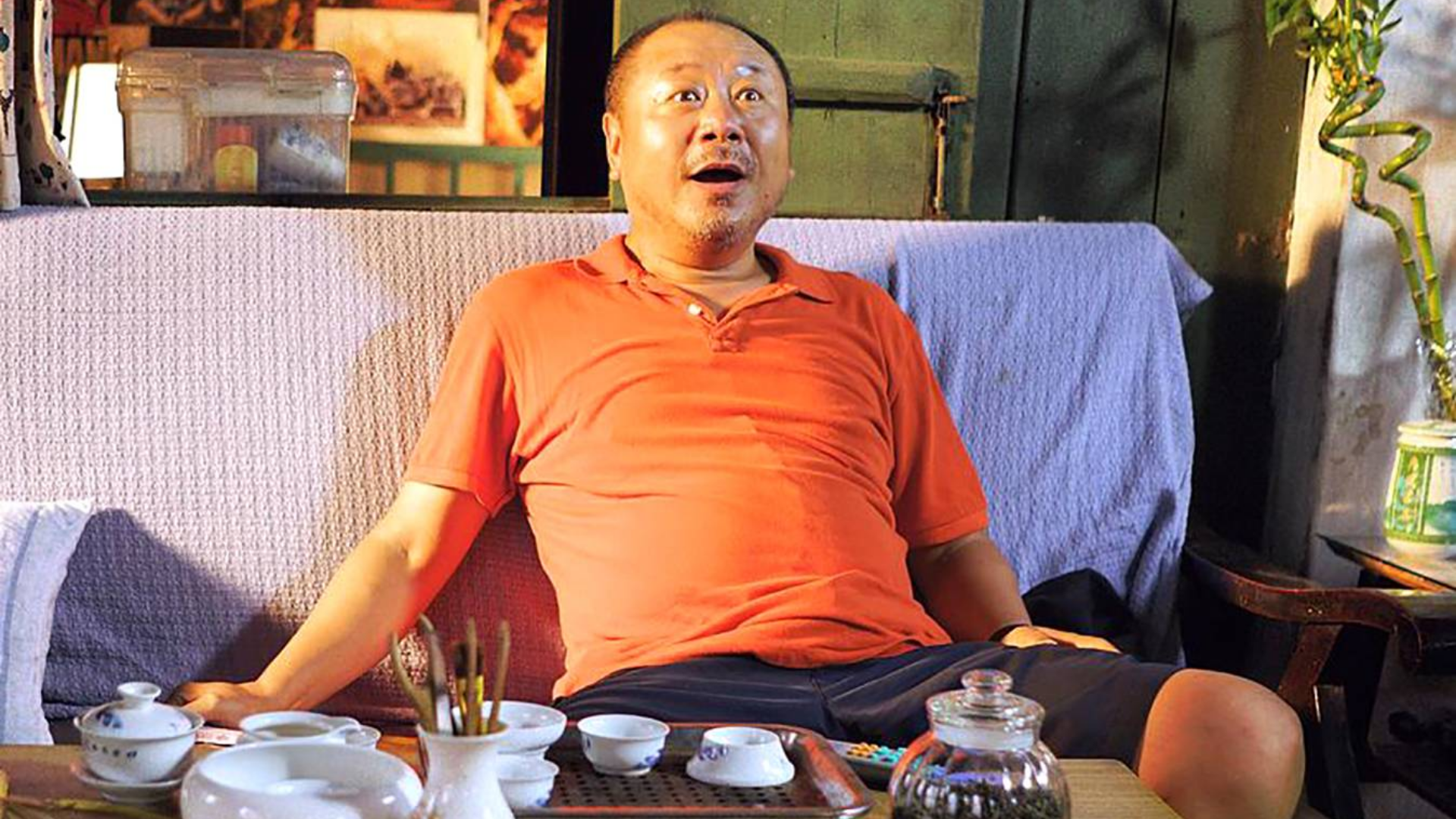男子卡里每天都有5000块,花完自动续上,他开始任性消费