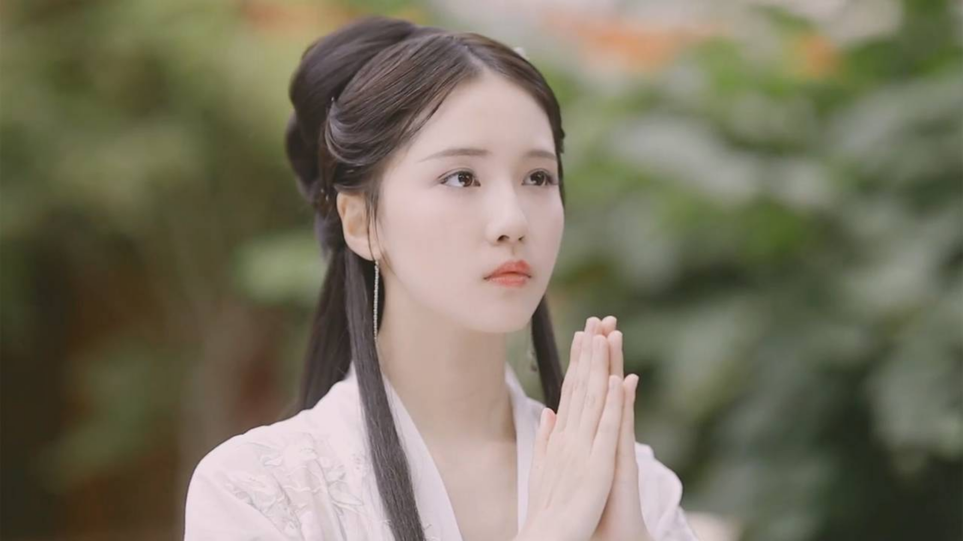 最近这首《苏幕遮》刷屏,温润文雅古风戏腔,觥筹饮曲化作相思泪