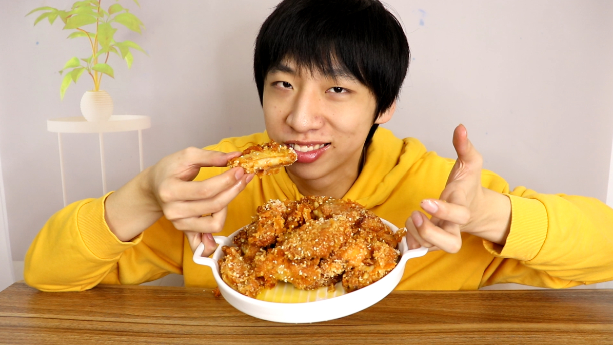 抖音上学的韩式蜂蜜炸鸡翅真的好吃吗?小伙在家做了一大盘尝试!