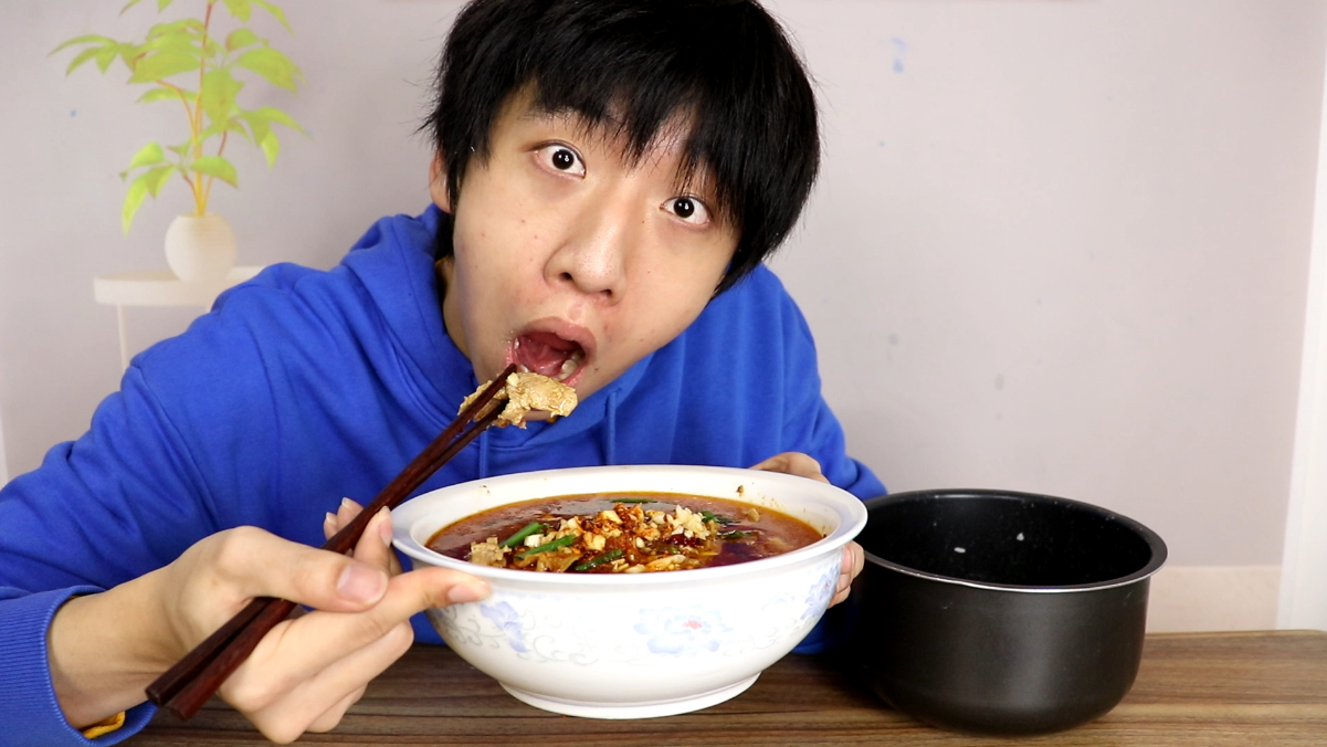 “深夜派食”小伙晚上睡不着起床做水煮肉片,配一缸米饭吃真过瘾
