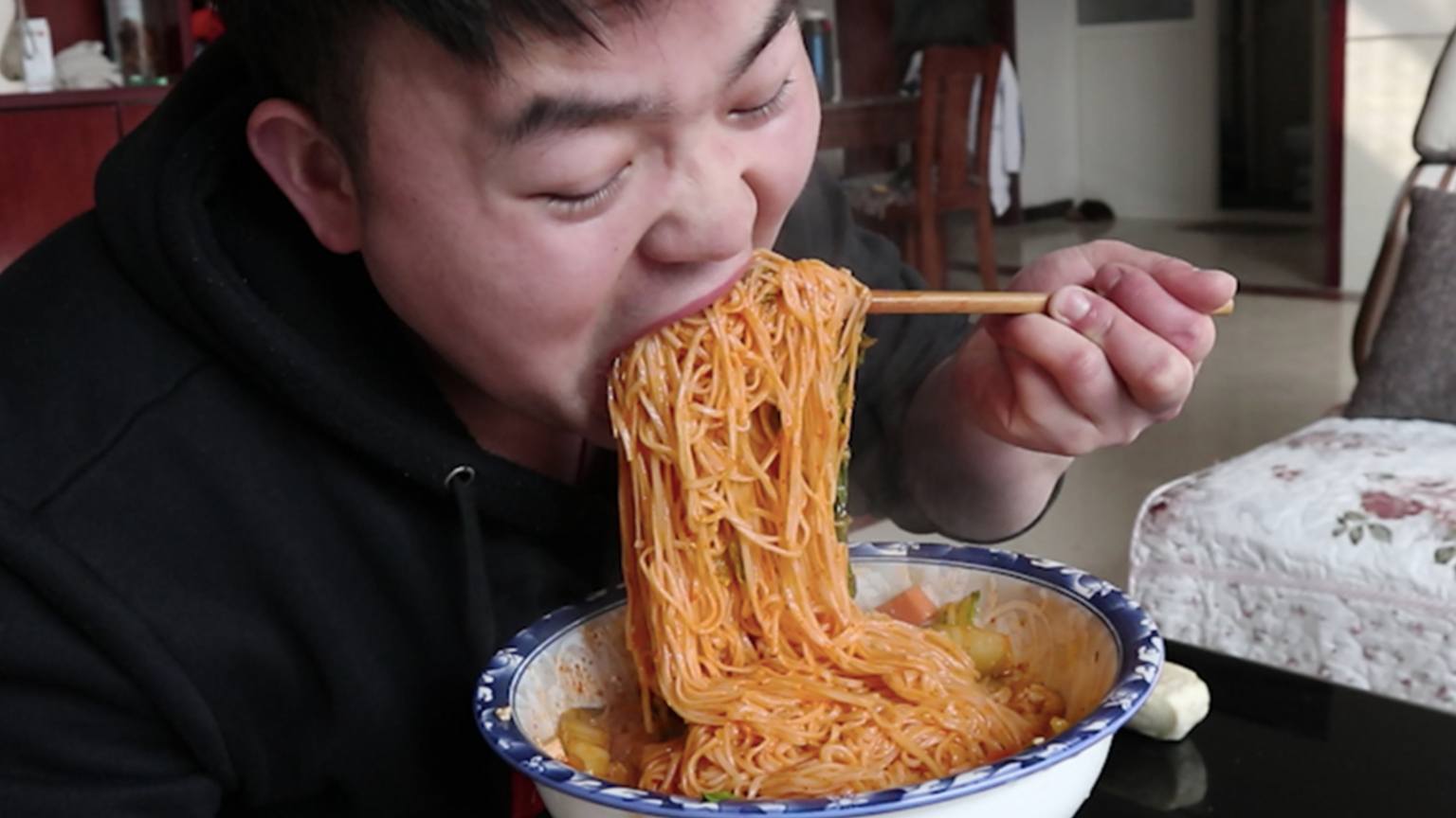 老陕农家燃面家常做法,辣椒香醋放足了,大口吃面真过瘾