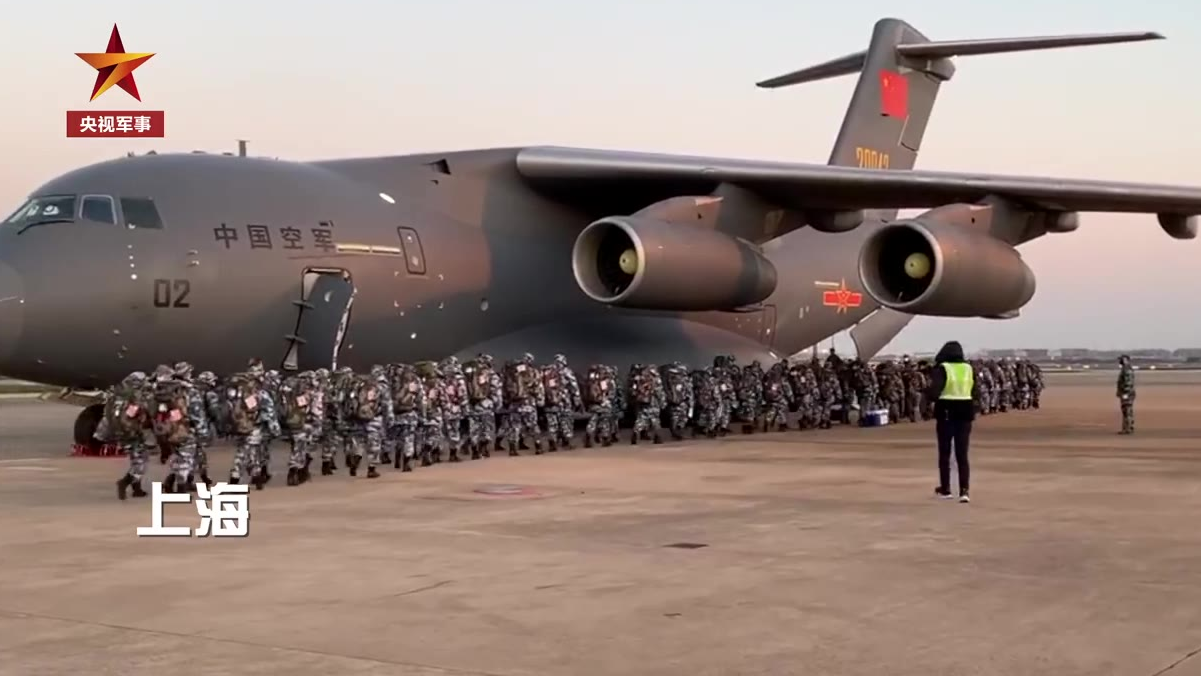 空军运-20等8架运输机再飞武汉