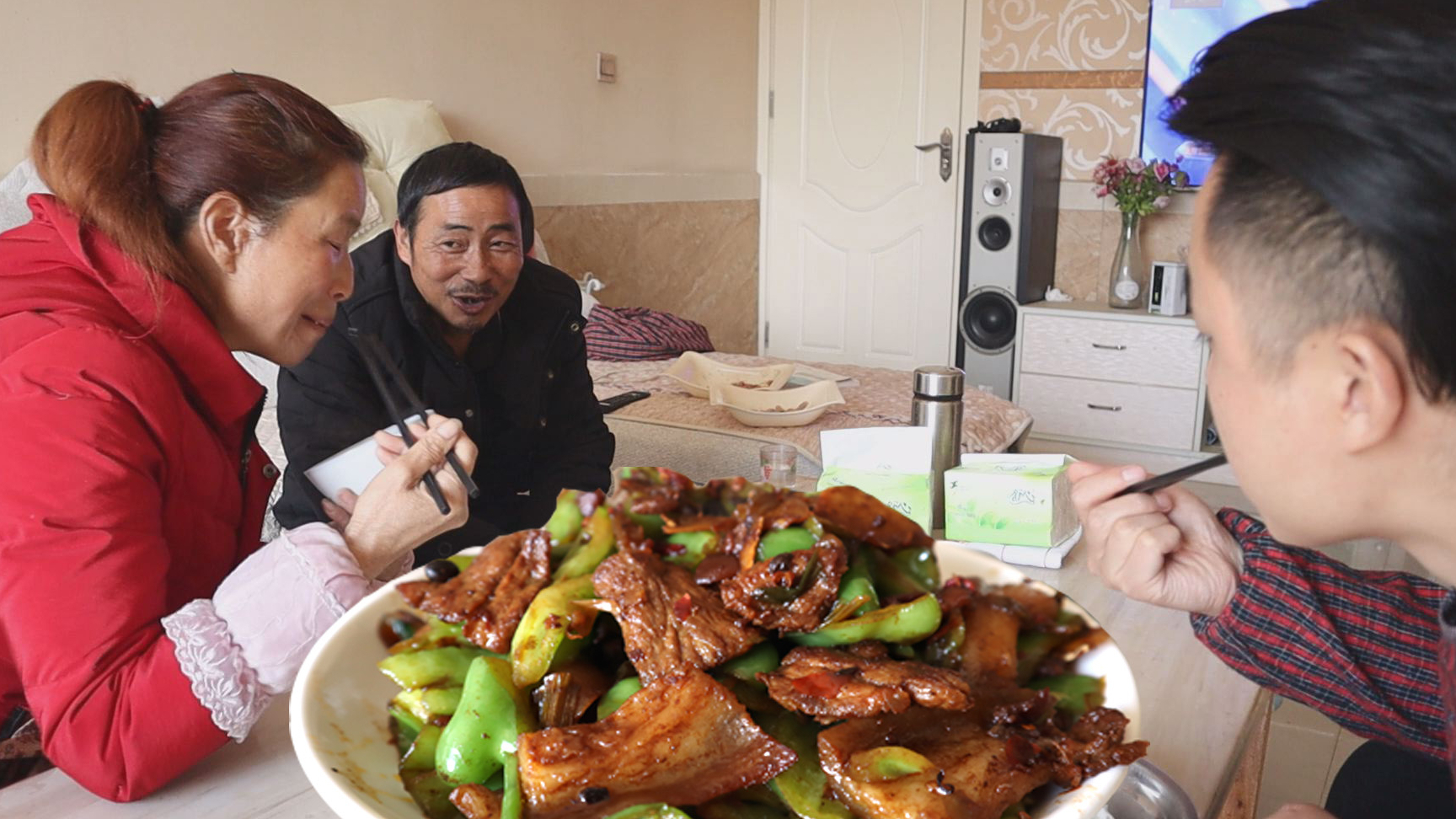 辣椒炒肉,老汉被人整了,只因钓鱼技术太好,今天还买了9只小鸡