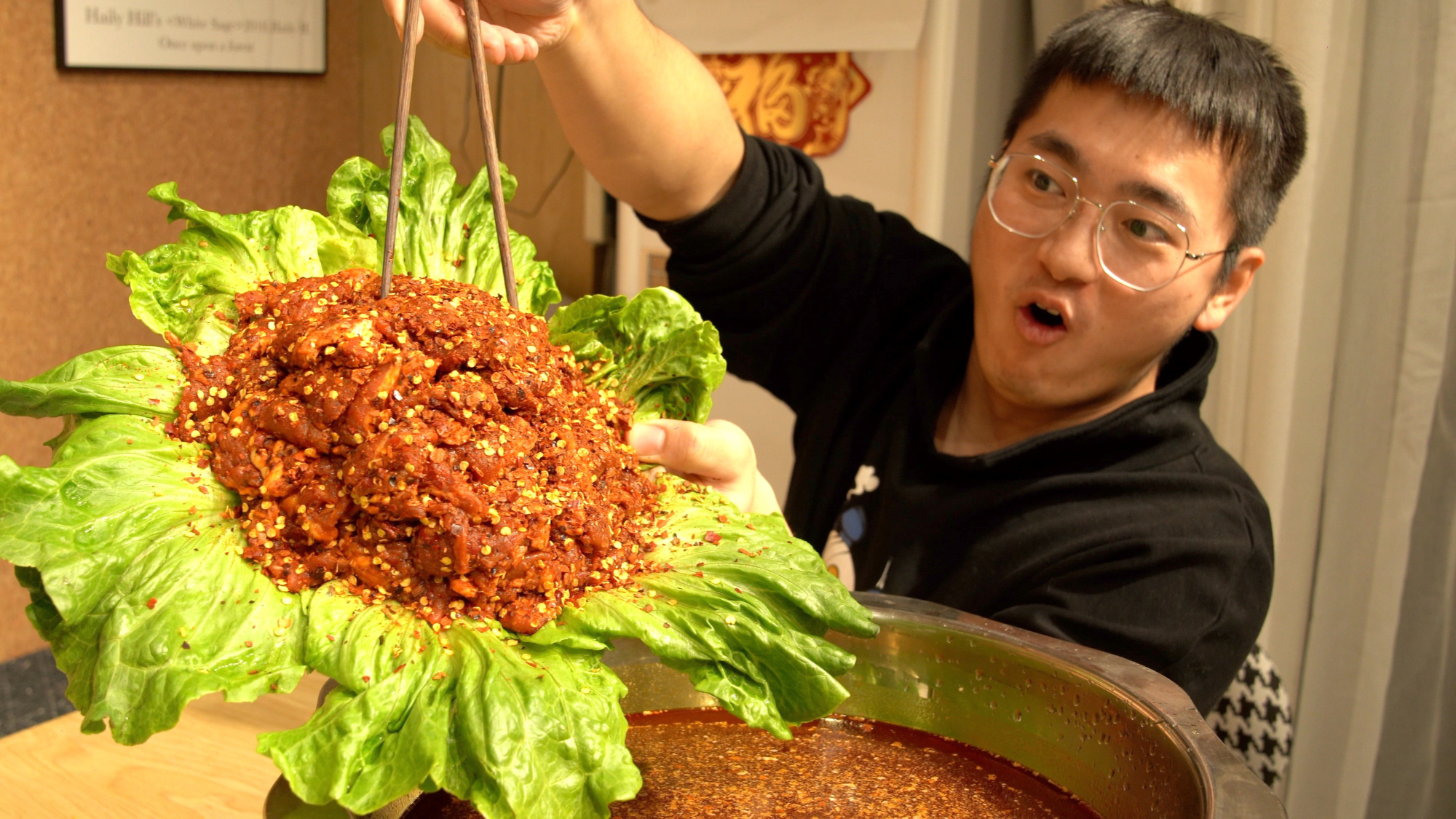 在家开海底捞,3斤麻辣牛肉配扯面,还把妹子脸打了!