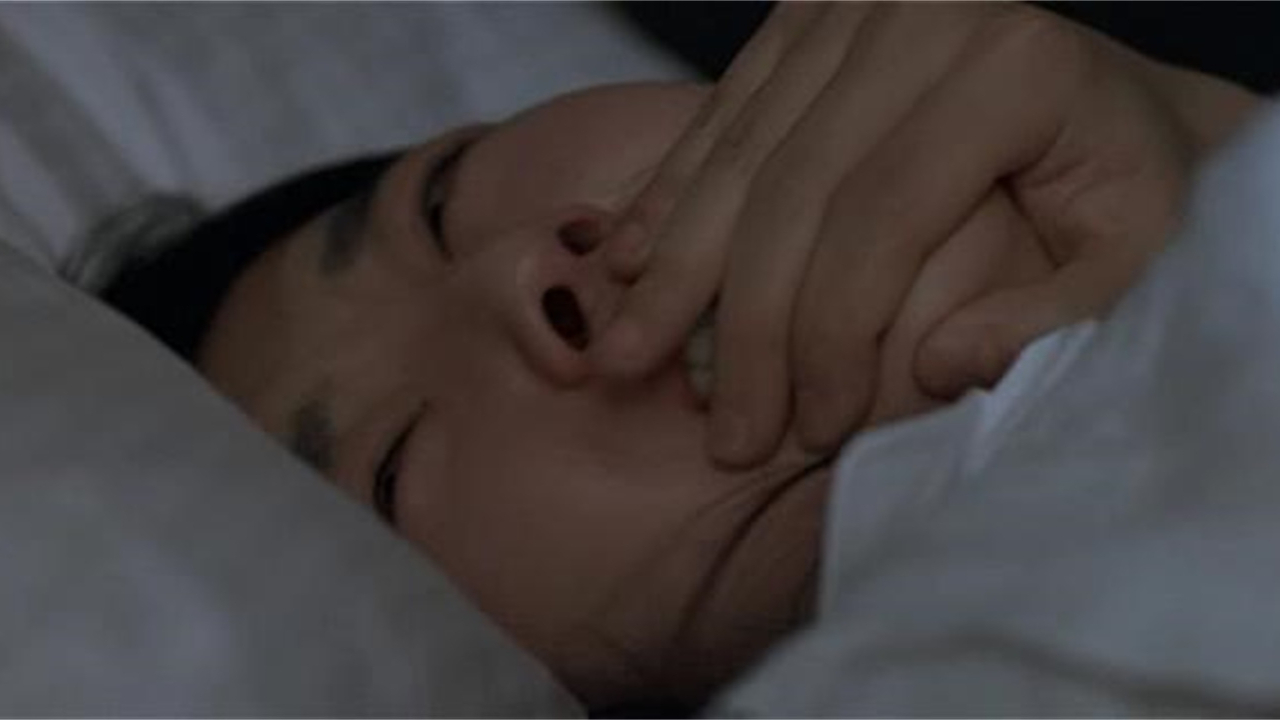 公寓里女孩意外瘫痪,周围邻居抢着照顾,背地里却人人欺辱她
