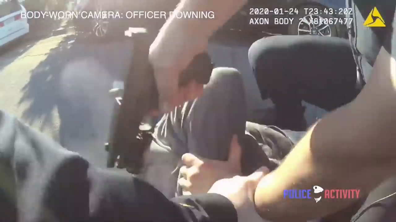 一美国男子试图抢夺警察枪支 结果很明显