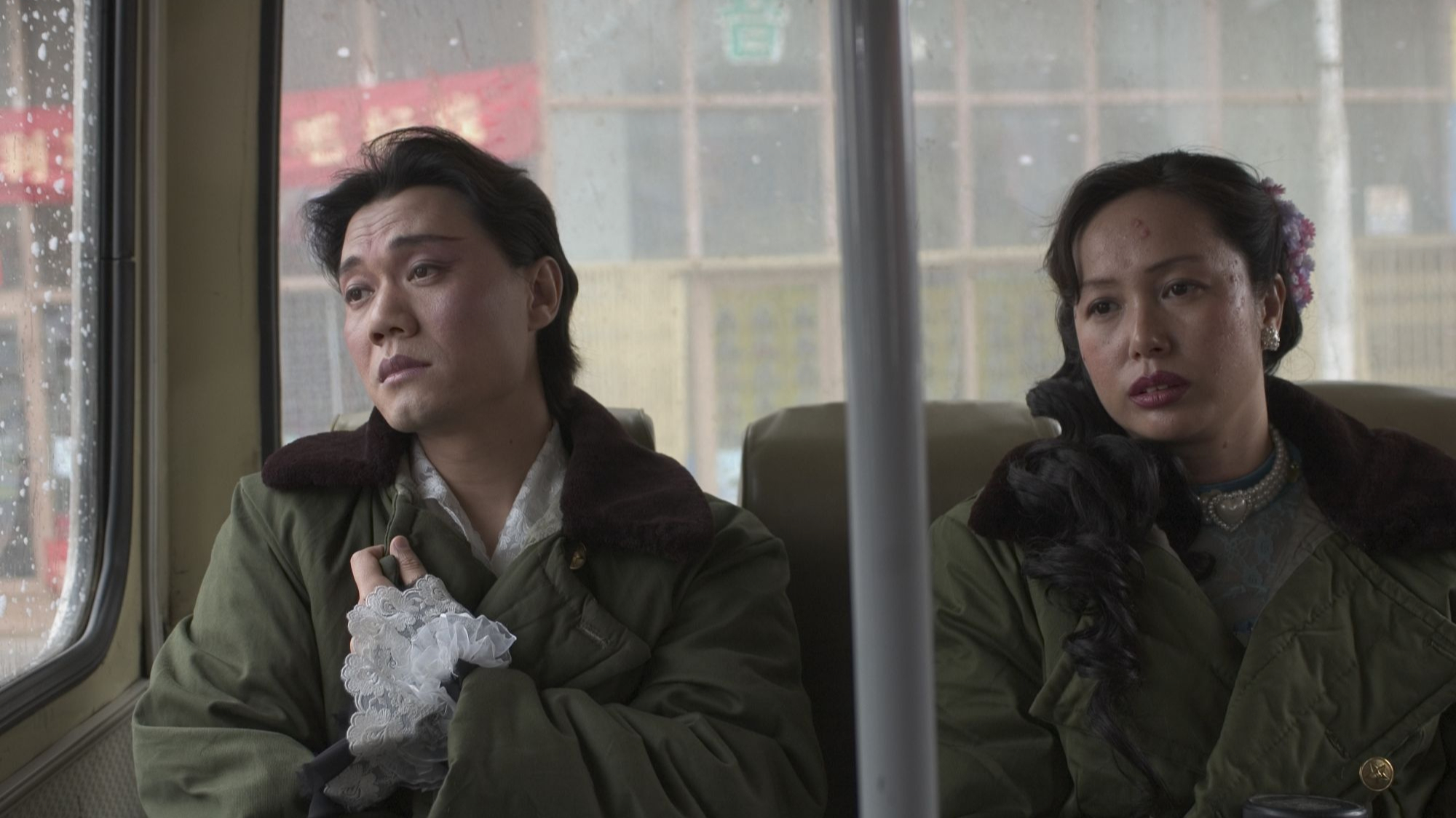 男:我敬重你,一直把你当哥们!女:你是因为我丑才把我当哥们吧