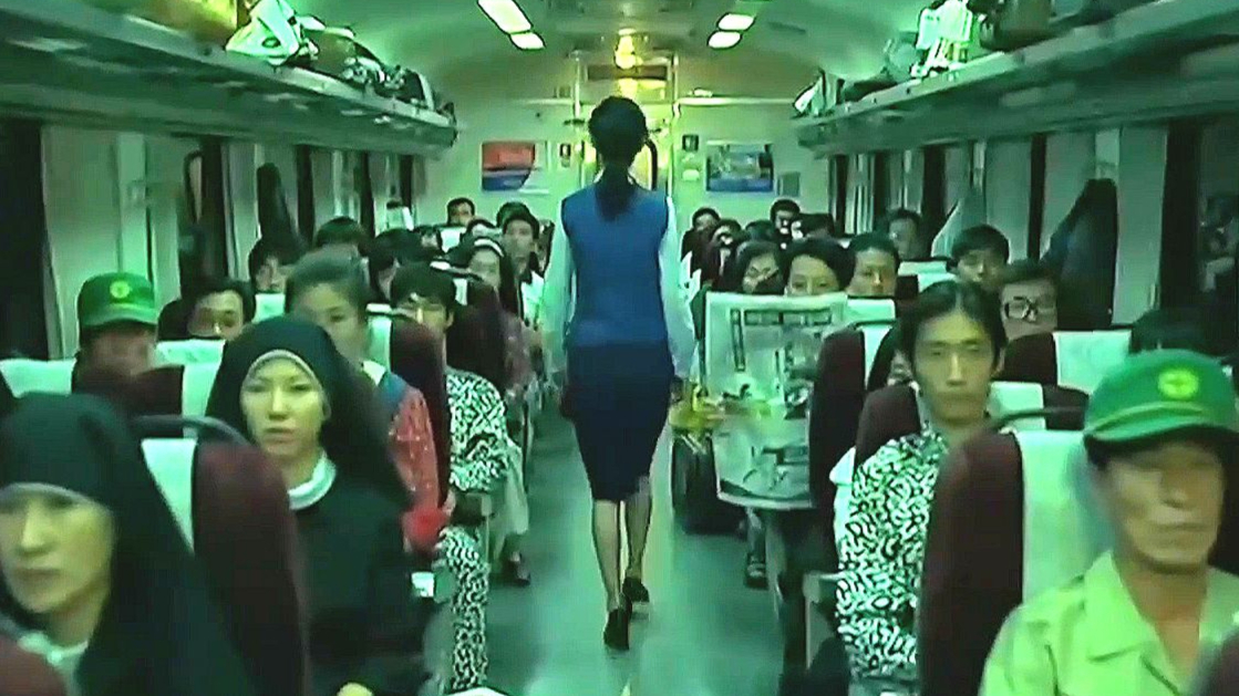 女乘务员从厕所回来,发现乘客都变了样,报纸也成16年前的