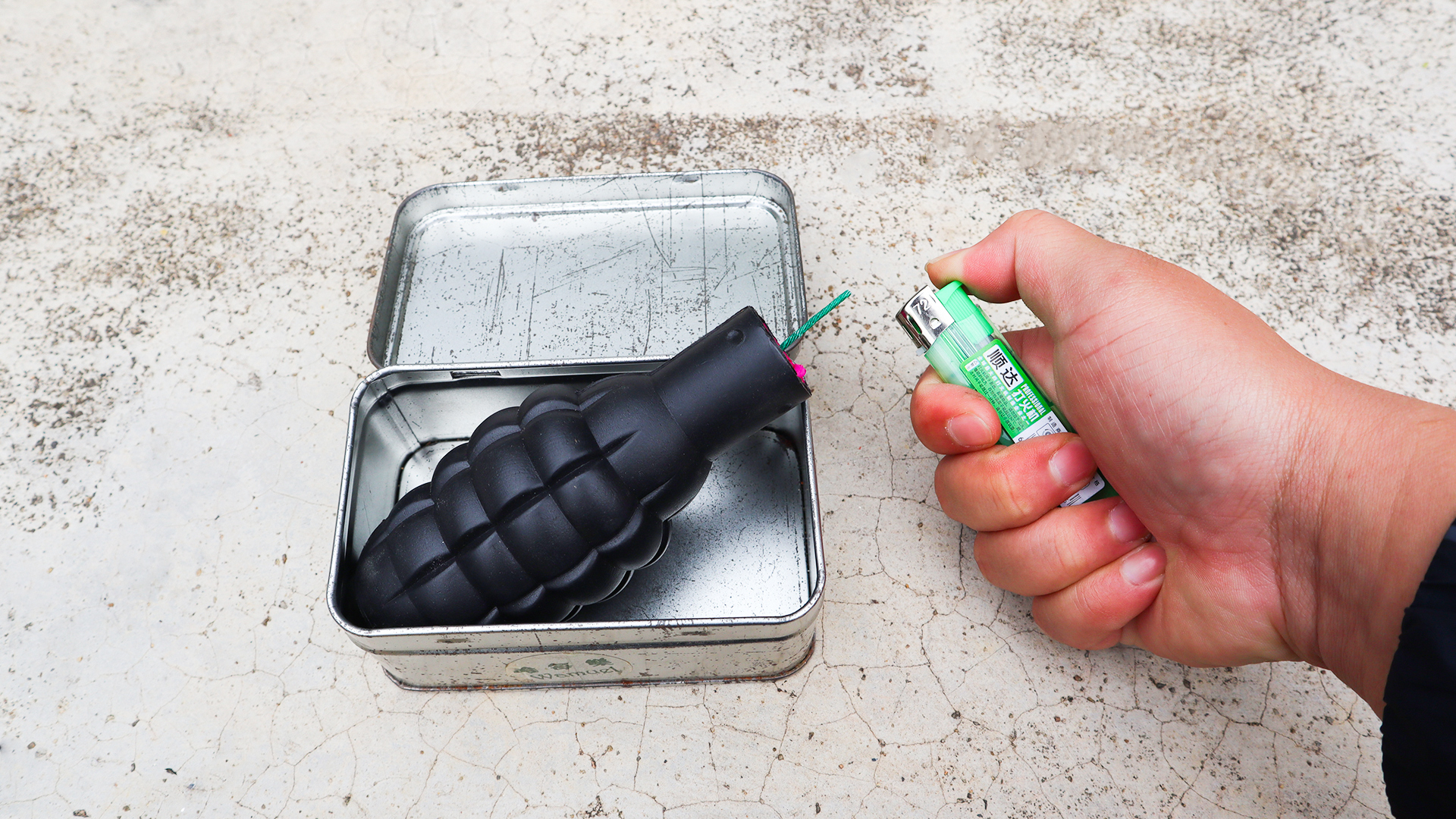 将"烟雾弹"点燃放进"水蛭"里面,会发生什么?