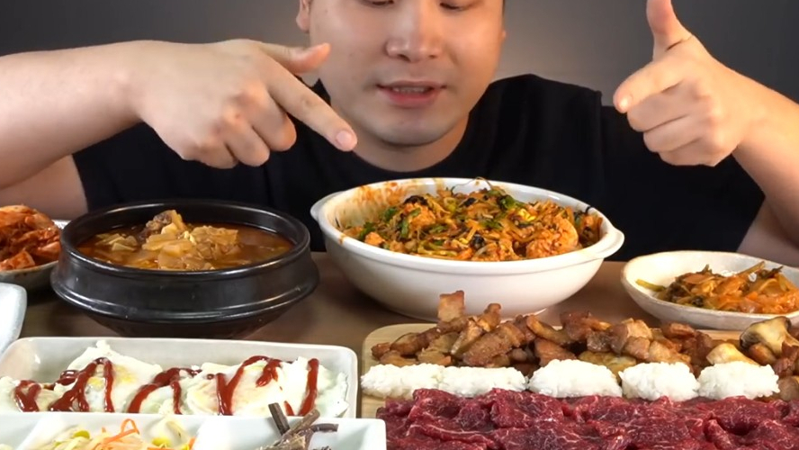 牛肉刺身,生拌牛肉拌饭,五花肉,牛肉大酱汤,各种小菜吃播!