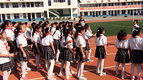 小学生们在体育课上竞赛与练习的过程