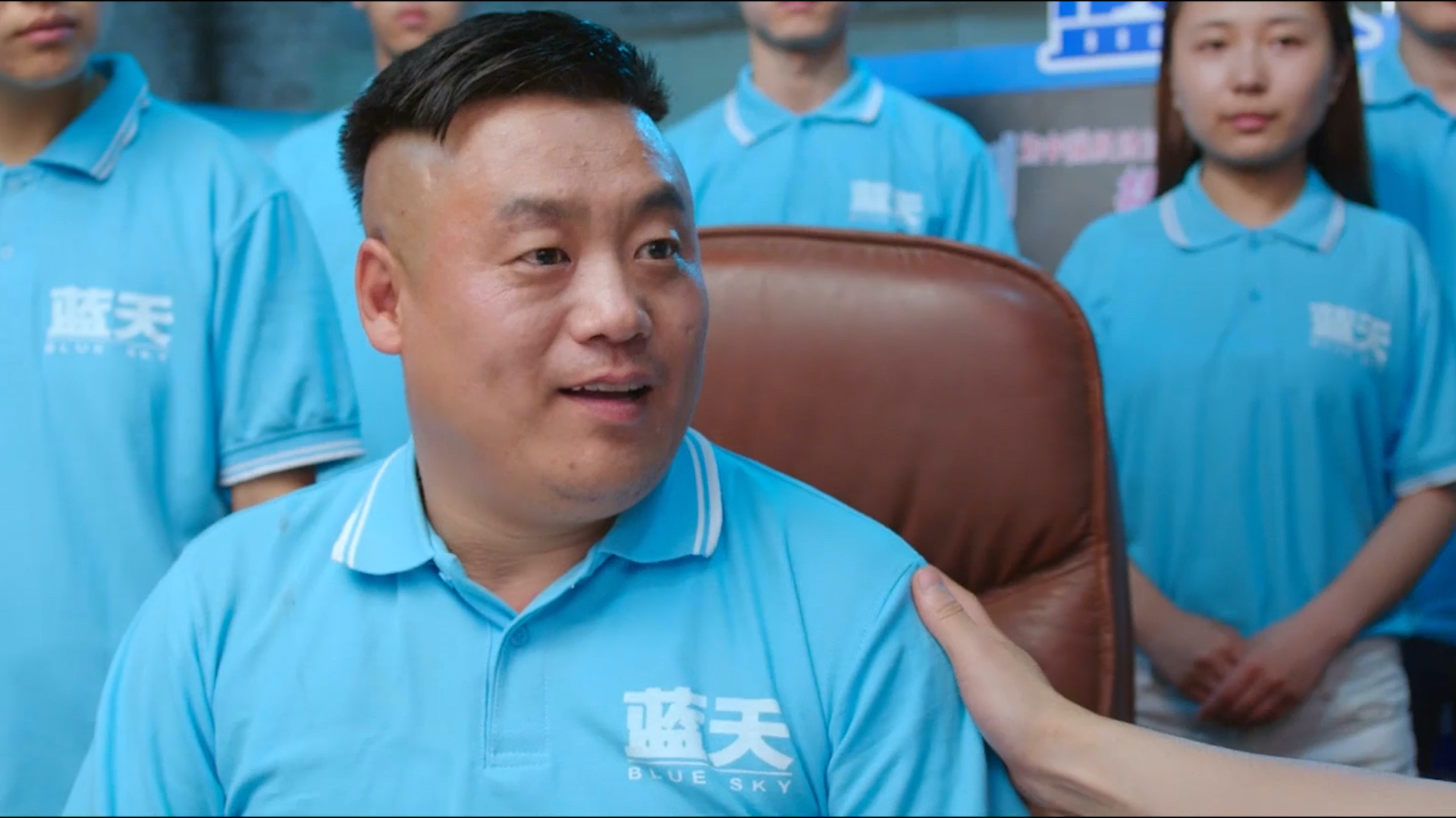 小伙误入传销组织,干啥啥不行吃啥啥不剩,传销领导让他赶紧走人