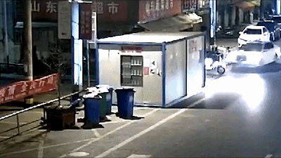 男子驾车撞穿铁皮房,起因让人意想不到,万幸的是没有伤人
