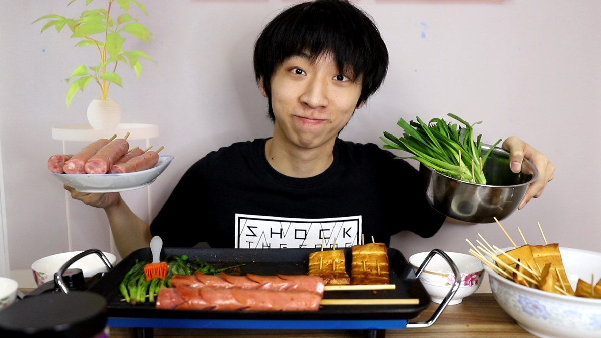 帅小伙回忆童年味道,把儿时吃的所有食材都买回来,自制铁板烧烤