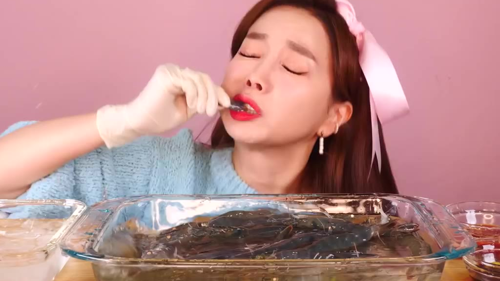 Ssoyoung吃活虾,鲜活的大虾,内容极度不适。