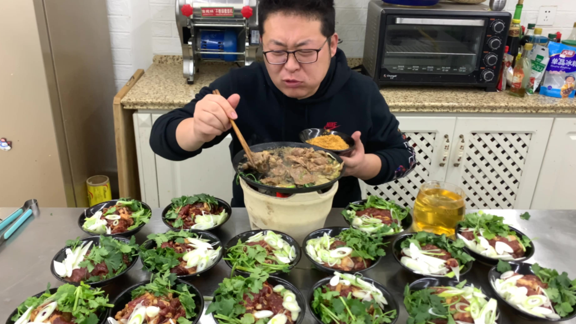 家里今天来客人阿远烤了10斤生蚝又烤的羊肉串生怕招待不周