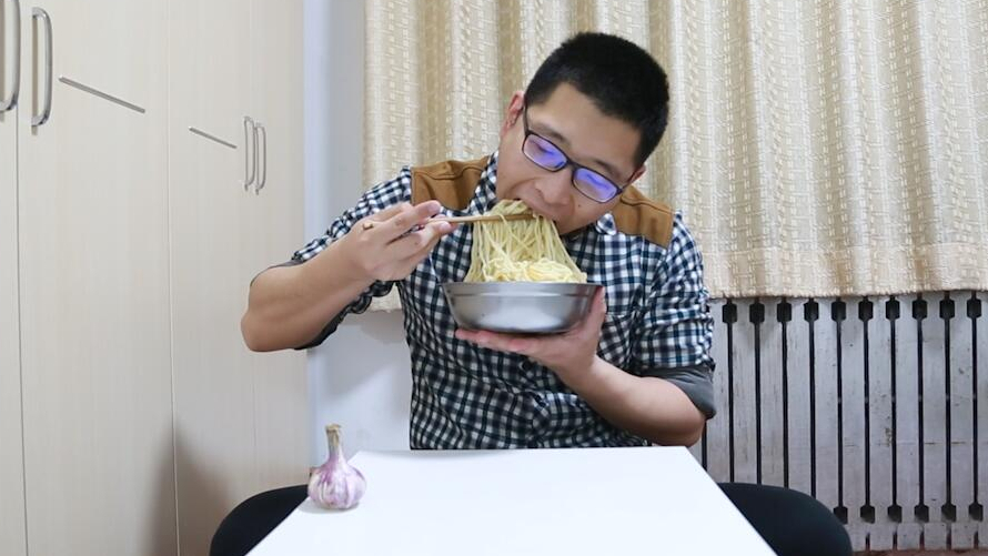 小伙一口大蒜,一口洋葱面,辣得直出汗!过瘾!