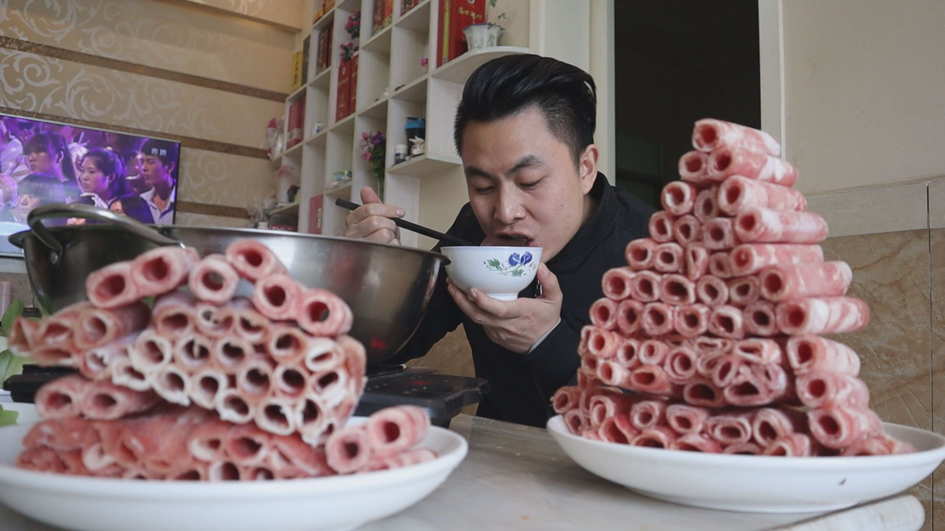 买了130块钱的牛肉卷,今天来煮火锅,吃完浑身冒汗,越吃越过瘾